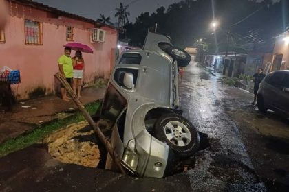 O acidente aconteceu no bairro Riacho Doce, na zona norte da capital amazonense (Foto: WhatsApp/Reprodução)