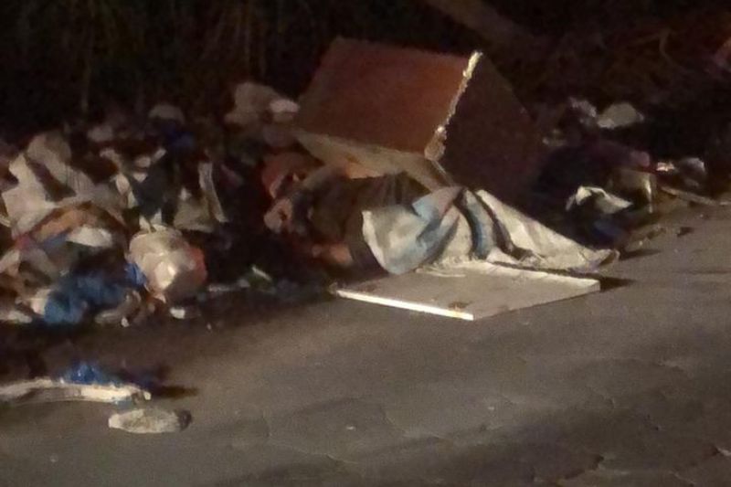 A vítima estava com mãos e pés amarrados (Foto: WhatsApp/Reprodução)