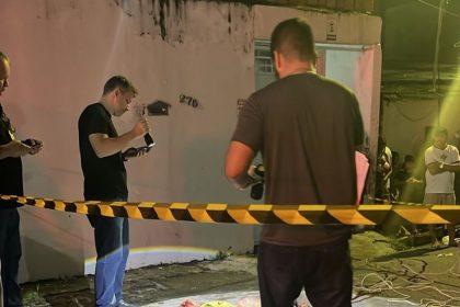 O homem não identificado foi encontrado morto na noite desta quinta-feira (19), no bairro Compensa (Foto: WhatsApp/Reprodução)