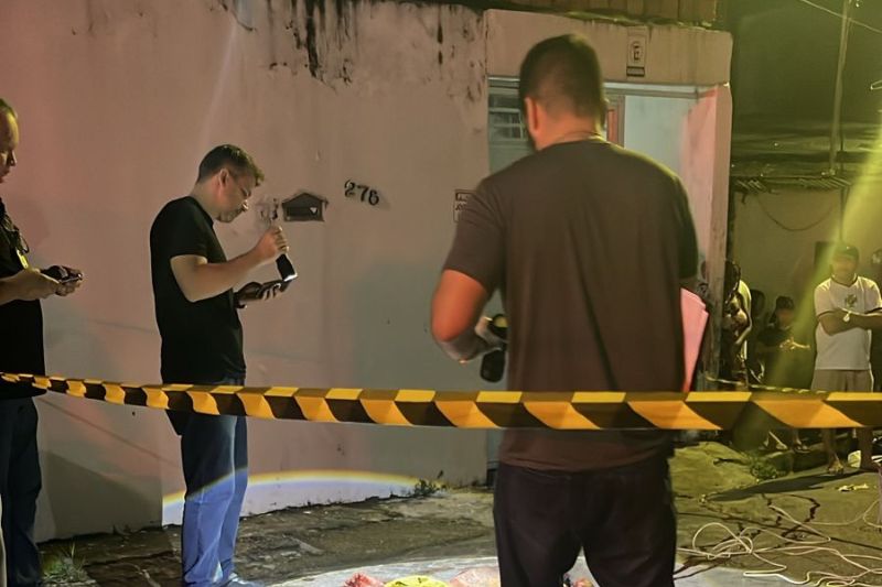 O homem não identificado foi encontrado morto na noite desta quinta-feira (19), no bairro Compensa (Foto: WhatsApp/Reprodução)