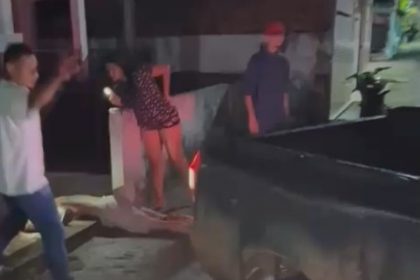 "Pablo" ficou caído na calçada, foi socorrido por moradores e depois por equipe médica (Foto: WhatsApp/Reprodução)