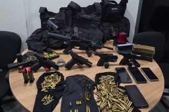 Além das prisões dos envolvidos, foram apreendidos pistolas, um fuzil calibre 5.56 e munições (Foto: WhatsApp/Reprodução)