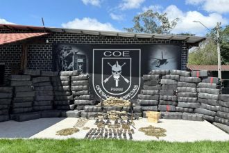 Segundo a Polícia Militar do Amazonas, armamento pesado e entorpecentes era transportados com destino à capital amazonense (Foto: Divulgação)