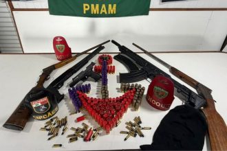 Armas apreendidas por policiais militares em confronto com piratas dos rios (Foto: PM-AM/Divulgação)