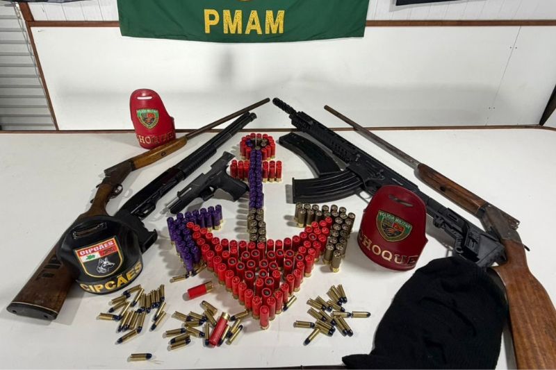 Armas apreendidas por policiais militares em confronto com piratas dos rios (Foto: PM-AM/Divulgação)