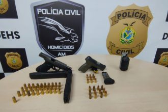 Durante a prisão de Adiel Silva da Silva, 49 anos, foi apreendidas duas pistolas e uma granada (Foto: WhatsApp/Reprodução)