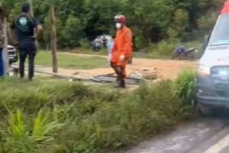 Família foi atingida por uma caminhonete enquanto aguardava transporte em um ponto de ônibus (Foto: WhatsApp/Reprodução)
