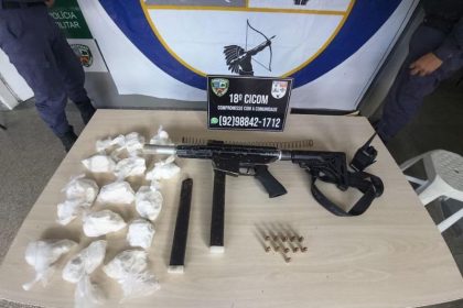A Polícia Militar apreendeu a submetralhadora 9mm e 2 kg de pasta base de cocaína (Foto: WhatsApp/Reprodução)