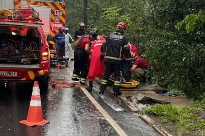 Bombeiros foram acionados para o local e resgataram as vítimas (Foto: WhatsApp/Reprodução)