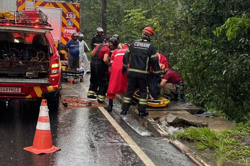 Bombeiros foram acionados para o local e resgataram as vítimas (Foto: WhatsApp/Reprodução)