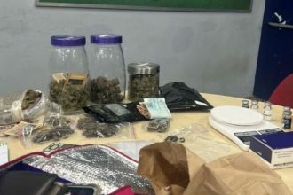 Além da prisão do casal, a Polícia Militar apreendeu aproximadamente dois quilos de maconha (Foto: WhatsApp/Reprodução)