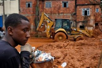 Bombeiro observa lama gerada por deslizamento de terra em Juiz de Fora: desastre nas chuvas (Foto: Tânia Rêgo/ABr)