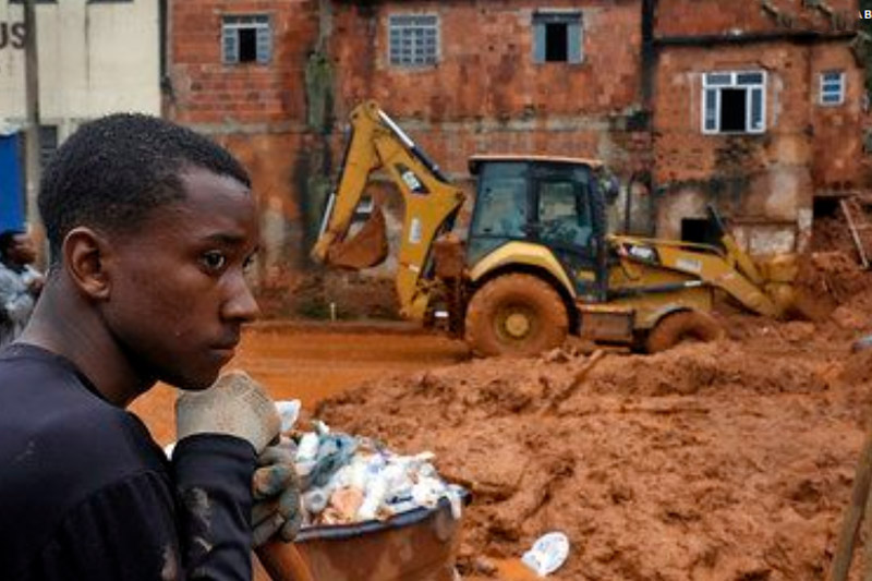 Bombeiro observa lama gerada por deslizamento de terra em Juiz de Fora: desastre nas chuvas (Foto: Tânia Rêgo/ABr)