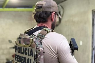 Agente federal na casa de investigado: operação de combate ao tráfico de drogas (Foto: PF/Divulgação)