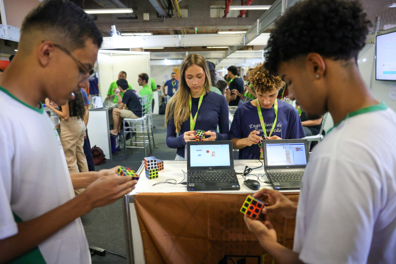 Estudantes bem feira de ciências e tecnologia: ensino profissional e tecnológico cresce no Brasil (Foto: Fabio Rodrigues-Pozzebom/ABr)
