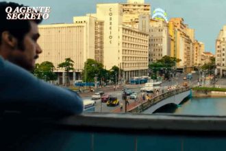 Ator Wagner Moura observa ponte em Recife: efeito visual reconstituiu estrutura de 1977 (Imagem: Instagram/Reprodução)