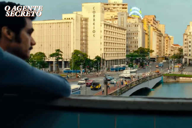 Ator Wagner Moura observa ponte em Recife: efeito visual reconstituiu estrutura de 1977 (Imagem: Instagram/Reprodução)