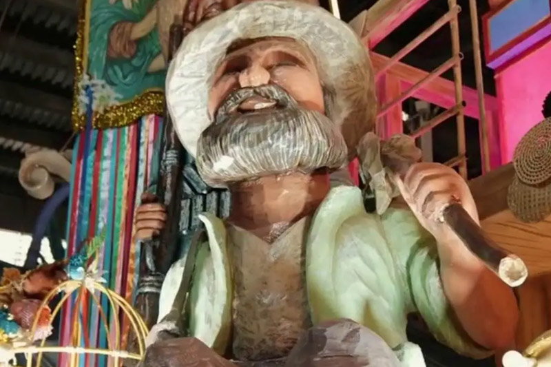 Escultura em alegoria de Lula: escola livre para homenagear o presidente (Foto: Reprodução/Instagram @academicosdeniteroi)