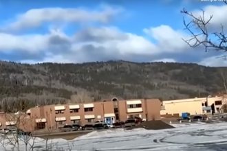 A escola onde ocorreu o ataque. Capacidade para 175 alunos (Imagem: G1/YouTube/Reprodução)