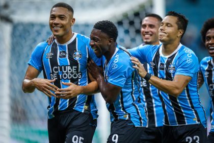 Carlos Vinícius é celebrado pelos companheiros ao marcar gol: ele fez três (Foto: Lucas Uebel/Grêmio FBPA)