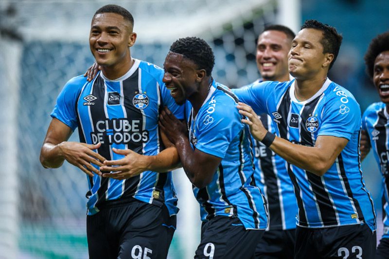 Carlos Vinícius é celebrado pelos companheiros ao marcar gol: ele fez três (Foto: Lucas Uebel/Grêmio FBPA)