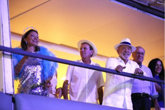 Janja com o0 marido, o presidente Lula, no camarote da Prefeitura do Rio (Foto: João Salles | Riotur)