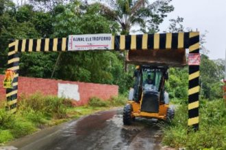 Pá mecânica foi usada para derrubar estrutura de limitar irregular (Foto: IMMU/Divulgação)