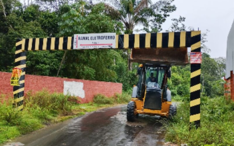 Pá mecânica foi usada para derrubar estrutura de limitar irregular (Foto: IMMU/Divulgação)