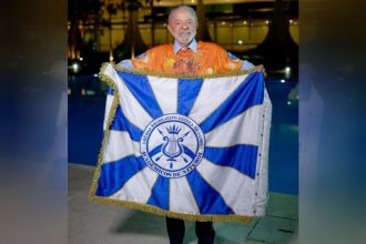 Presidente Lula com a bandeira da escola de samba Acadêmicos de Niterói: homenagem gerou reação de bolsonaristas (Foto: Ricardo Stuclert/PR)