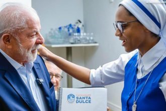 Presidente Lula anunciou MP que libera FGTS em visita a Obras Sociais Irmã Dulce, na Bahia (Foto: Ricardo Stuckert/PR)