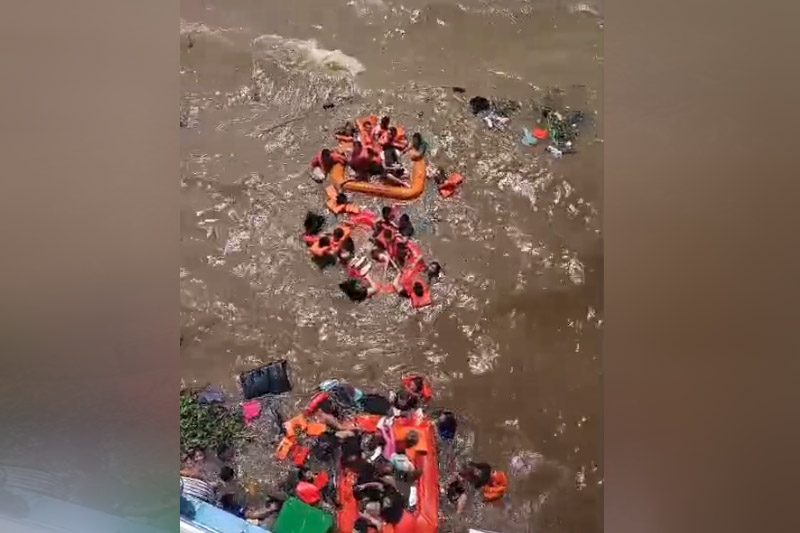 Passageiros receberam salva-vidas e boias jogadas por tripulantes de um barco (Imagem: WhatsApp/Reprodução)