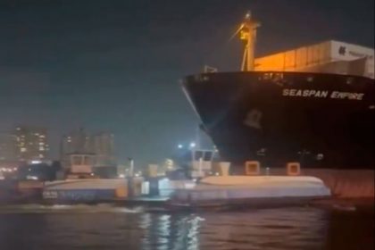 Navio atinge balsas