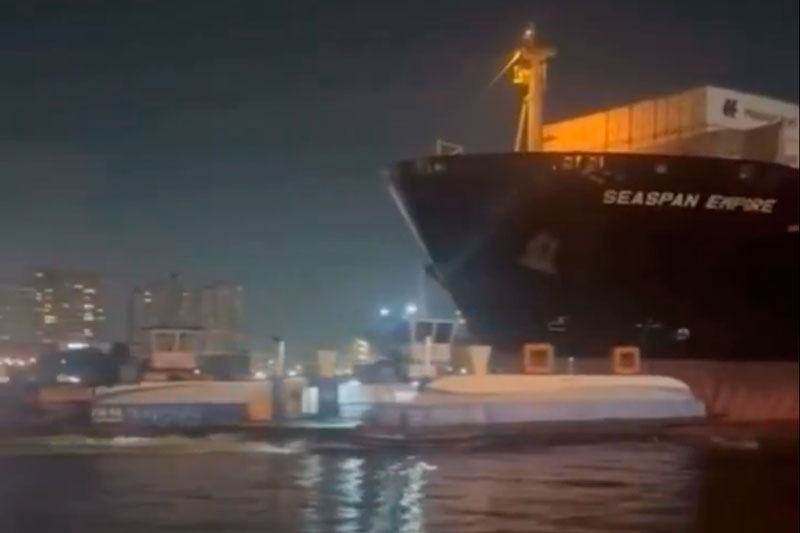 Navio atinge balsas