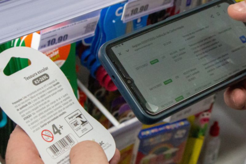 Verificação se item escolar está de acordo com as normas técnicas (Foto: Divulgação/Inmetro)