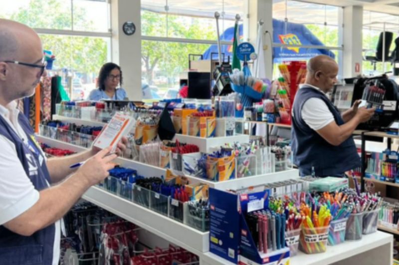 Agente do Inmetro inspeciona caixa de lápis de cor: operação para assegurar qualidade de material escolar (Foto: Inmetro/Divulgação)