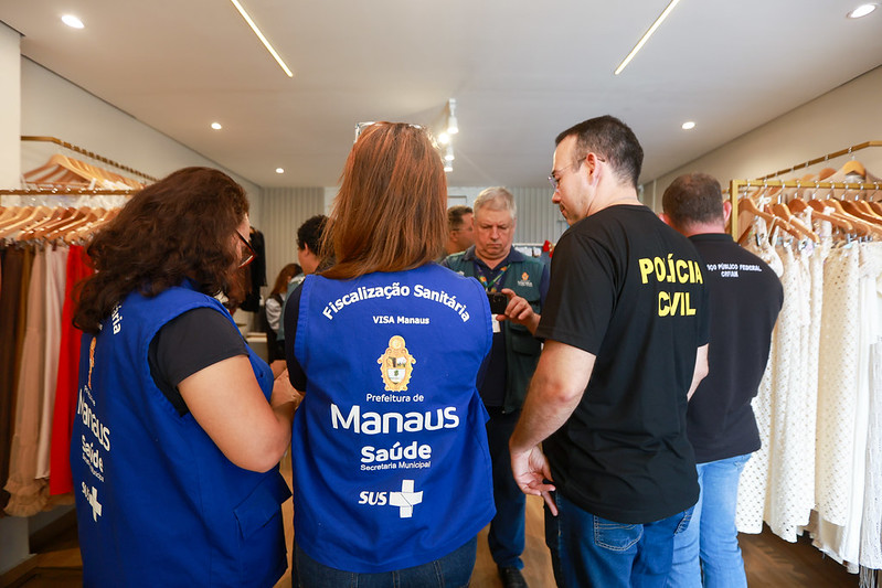 Agentes do Procon e da Polícia Civil na operação contra medicamentos ilegais (Foto: Antonio Pereira/Semcom)