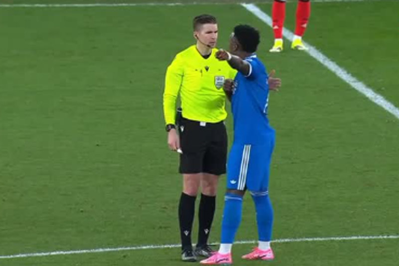 Vinícius Júnior acionou o árbitro da partida ao ser xingado por jogador argentino (Imagem: ESPN/Instagram/Reprodução)