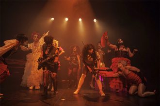 Cena de 'Sebastião', musical inspirado em livro sobre história de reduto gay em Manaus (Foto: Vitor Dias/Divulgação)