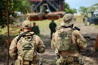 Agentes da PF e do Ibama na abordagem a embarcações utilizadas no garimpo ilegal (Foto: Divulgação/PF)