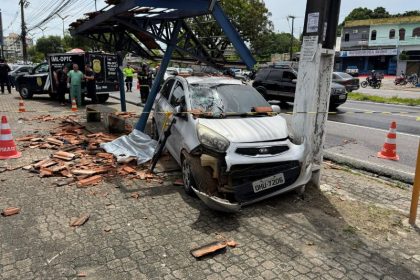 Carro derrubou parada de ônibus e atingiu o idoso que morreu na hora (Foto: Luan Porto/Divulgação)