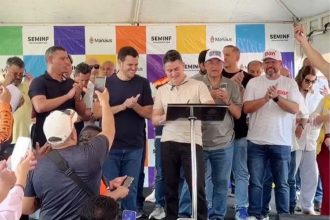 Prefeito David Almeida assinou ordem de serviço para obras de contenção de encostas (Imagem: Reprodução/Facebook)