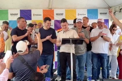 Prefeito David Almeida assinou ordem de serviço para obras de contenção de encostas (Imagem: Reprodução/Facebook)