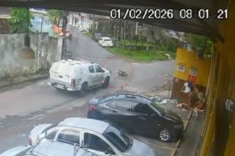 Momento em que a viatura passa por cima dos cães (Imagem: Reprodução/Redes sociais)