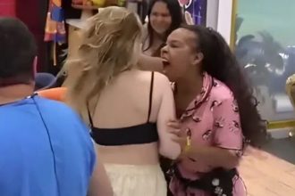 Momento em que Sol Vega (de rosa) agride Ana Paula Renault: violação das regras do reality (imagem: Reprodução/Globoplay)