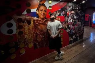 Francisco Gil, filho de Preta Gil, com o cartaz em homenagem à mãe: lembrança no Carnaval (Foto: Alane Dias/Instagram/Divulgação)