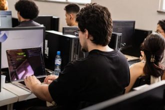 Alunos do curso Hackers do Bem: formação de profissionais em defesa cibernética (Foto: MCTI/Divulgação)
