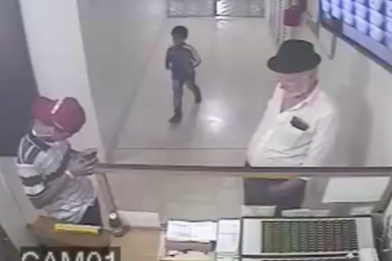 Câmera de condomínio registrou os últimos momentos de Ezra, de 7 anos, morto pela mãe (Imagem: PC-SP/Divulgação)