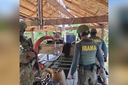 Agentes do Ibama inspecionam draga de garimpo antes de destruir o equipamento (Foto: Divulgação/Ibama)