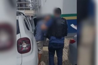 Momento em que o pastor chega à delegacia de Proteção à Criança ao Adolescente (Imagem: Divulgação/PC-AM)