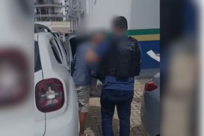 Momento em que o pastor chega à delegacia de Proteção à Criança ao Adolescente (Imagem: Divulgação/PC-AM)